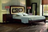 Muebles provenzales con cama rústica